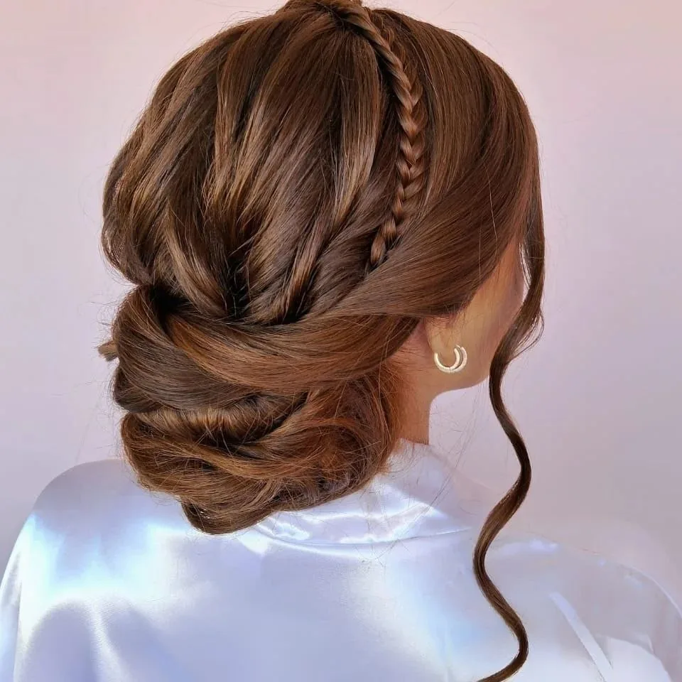 Penteado profissional com coque e tranças delicadas