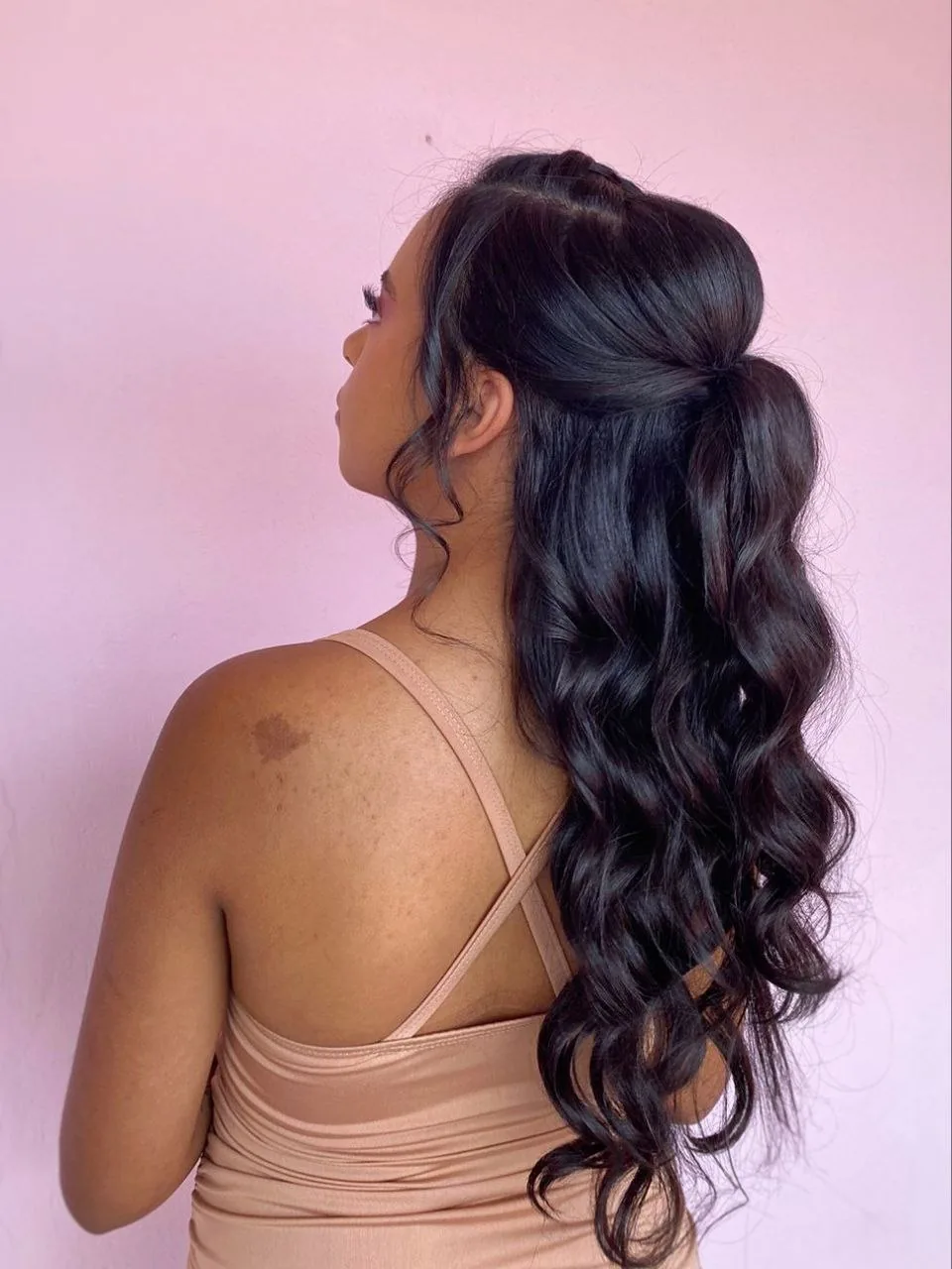 Penteado semi-preso com ondas longas