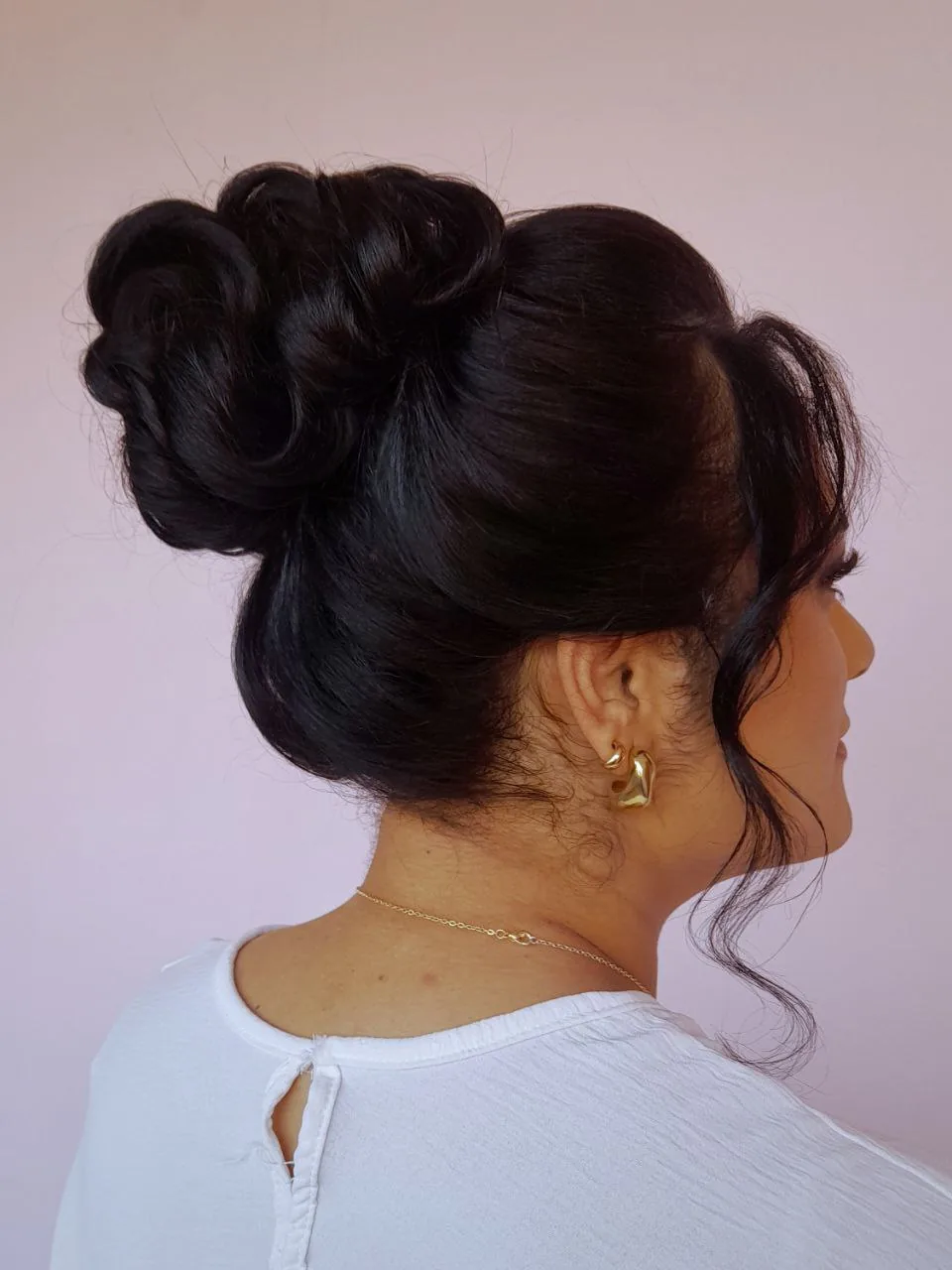 Penteado com coque clássico e acabamento delicado