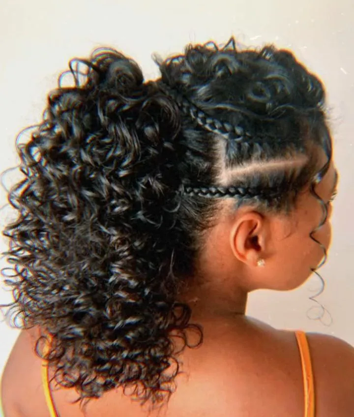 Penteado em cabelo cacheado respeitando a textura natural