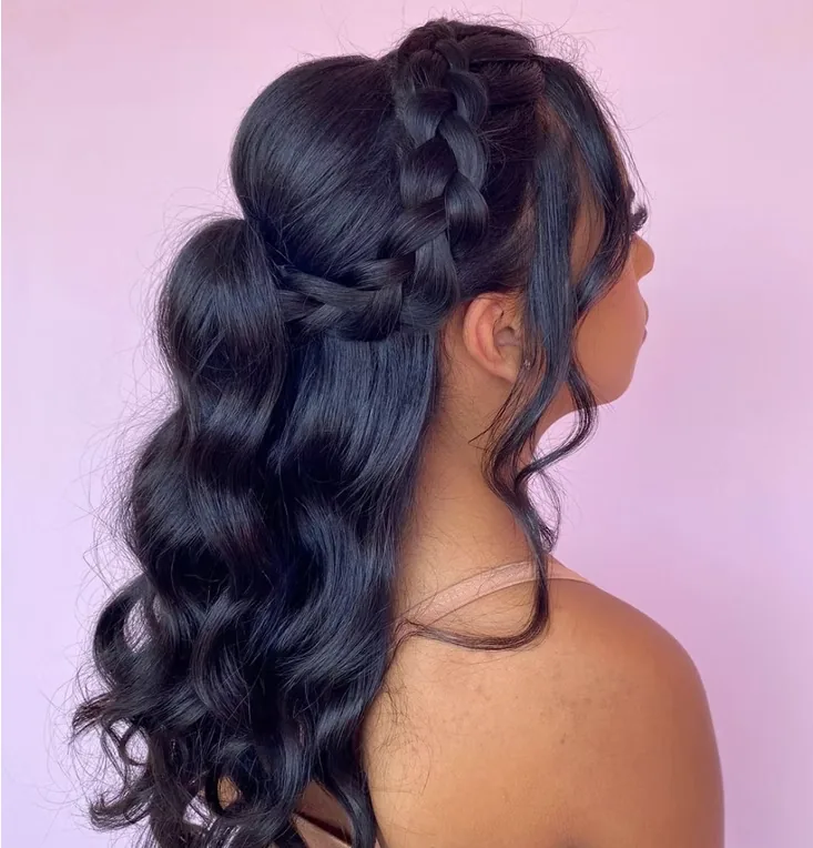 Penteado preso com ondas e acabamento elegante