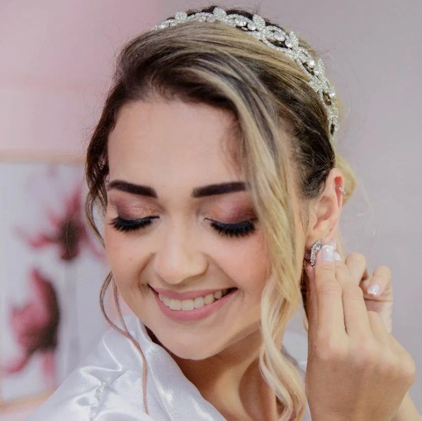 Produção delicada de noiva com maquiagem rosé