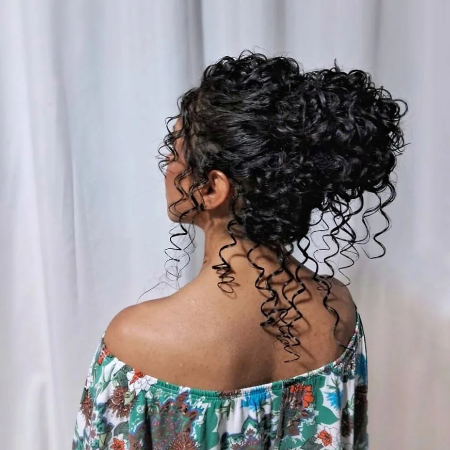 Penteado lateral em cabelo cacheado