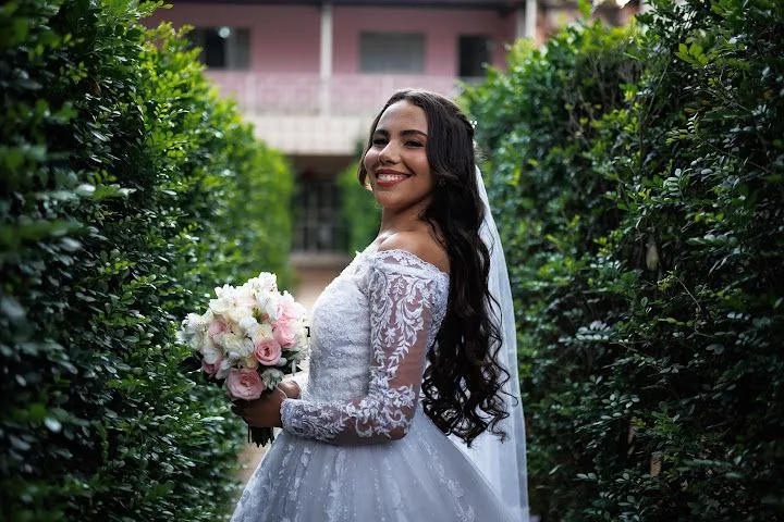 Noiva em ensaio externo com maquiagem e penteado