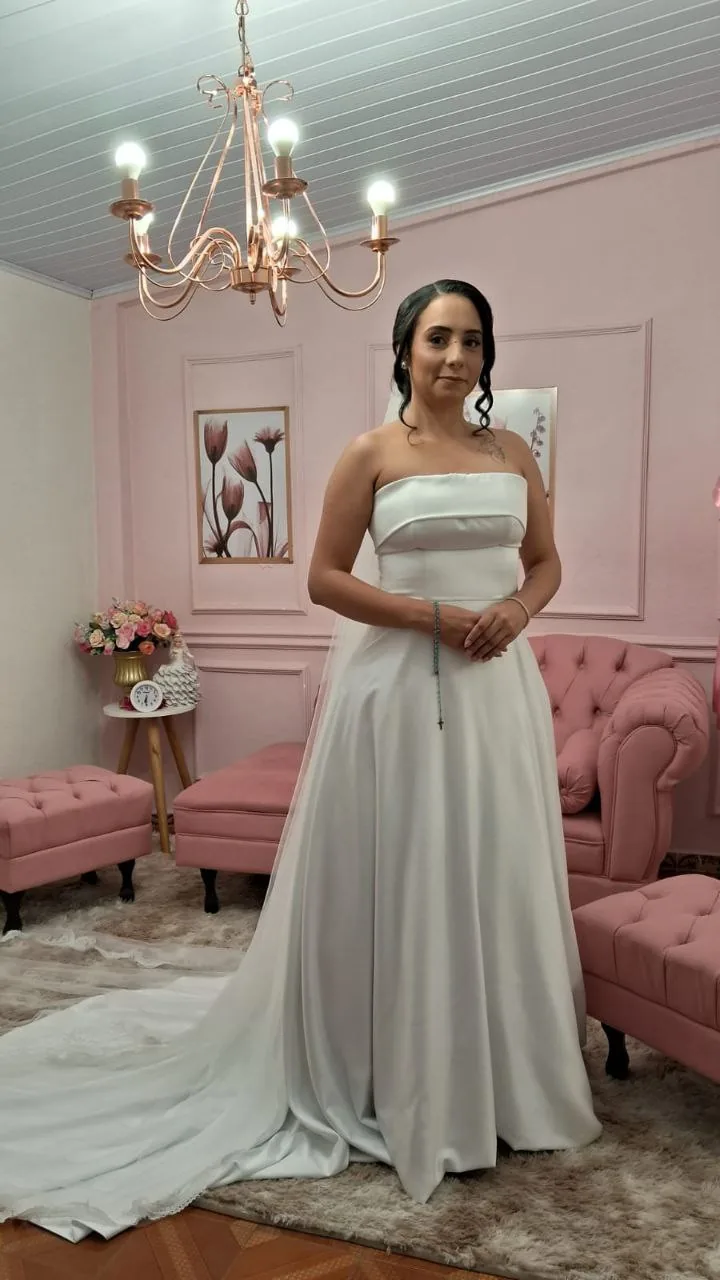 Noiva produzida no studio com vestido e buquê