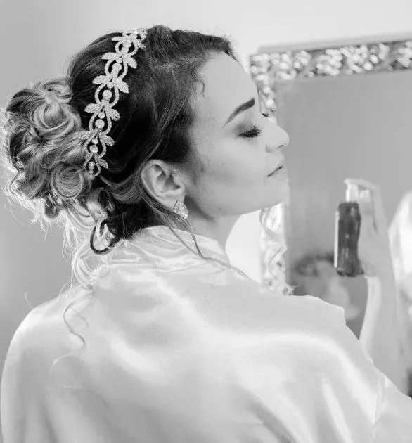 Penteado de noiva com acessórios delicados