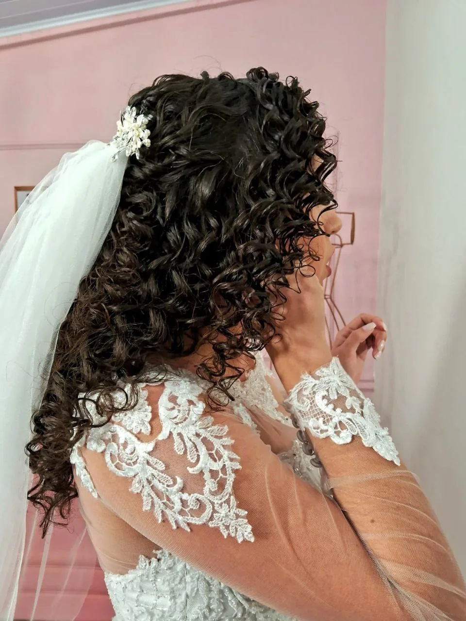 Penteado de noiva cacheado com véu