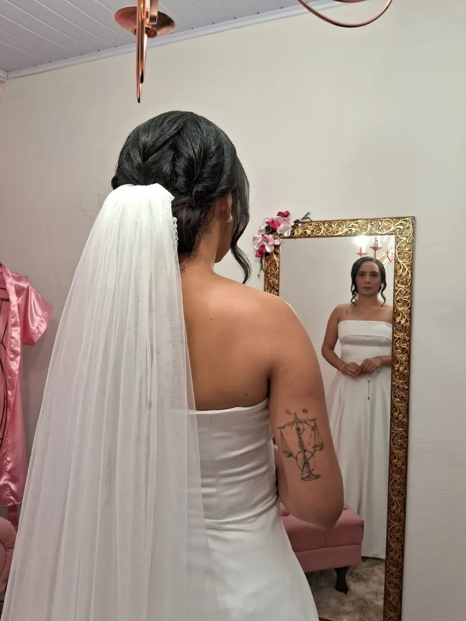 Noiva com véu e penteado vista de costas