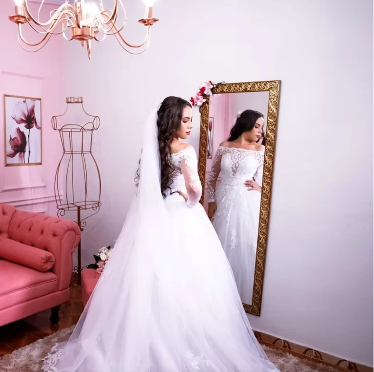 Noiva com produção de maquiagem e penteado