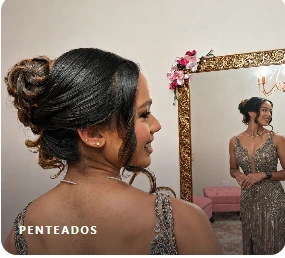 Formanda com penteado preso diante do espelho
