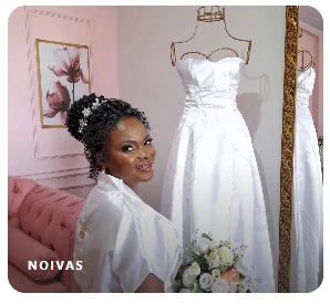 Noiva ao lado do vestido de casamento